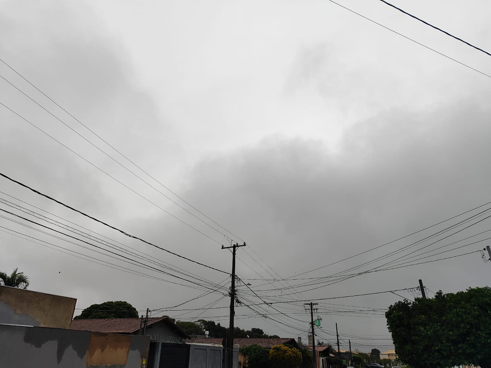 Sábado com temperaturas baixas e chance de chuva em MS