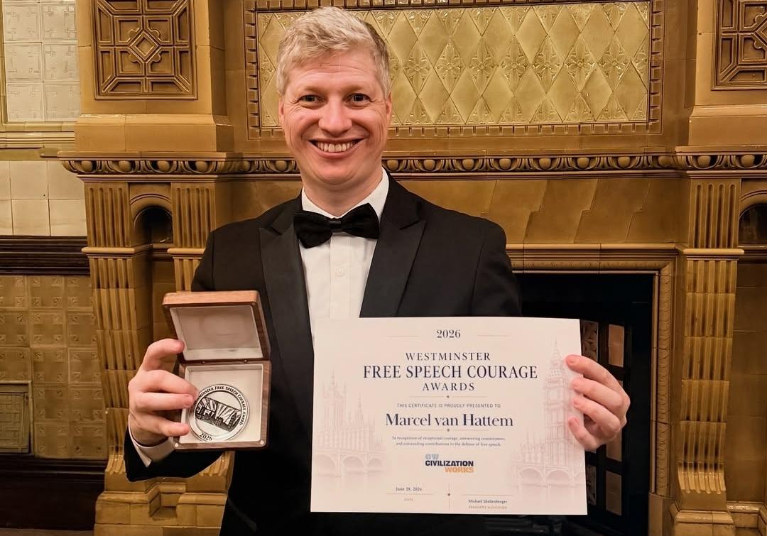 Deputado Marcel Van Hattem recebe prêmio internacional por defesa da liberdade de expressão em Londres