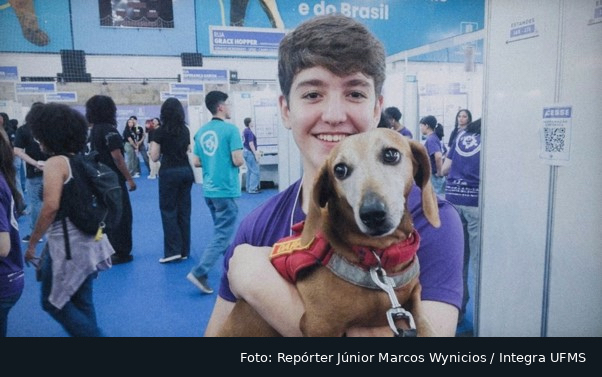 Projeto apresentado na UFMS leva cães à feira científica e explica terapia assistida por animais